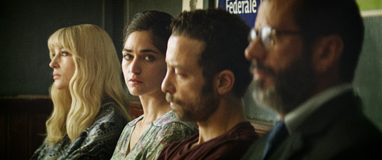 Monica Bellucci, Dea Liane, Yahya Mahayni (v.l.n.r.) in "Der Mann, der seine Haut verkaufte" (2020); Quelle: eksystent distribution, DFF 