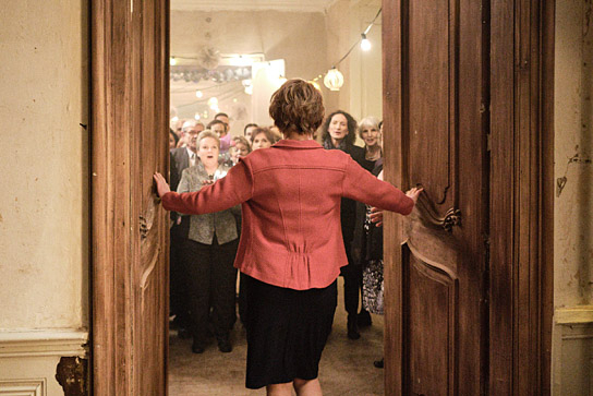 Corinna Harfouch (vorne) in "Das Mädchen mit den goldenen Händen" (2021); Quelle: Wild Bunch Germany, DFF, © Wild Bunch Germany 2021
