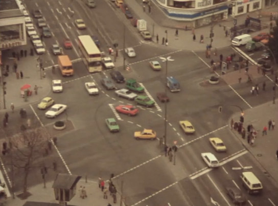 Screenshot aus "Merry Christmas Deutschland oder Vorlesung zur Geschichtstheorie II" (1985); Quelle: 72. Internationale Filmfestspiele Berlin (Katalog), © Still taken from the film