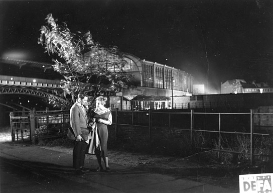 Ulrich Thein, Annekathrin Bürger (v.l.n.r.) in "Eine Berliner Romanze" (1956); Quelle: DFF, © DEFA-Stiftung, Foto: Waltraut Pathenheimer