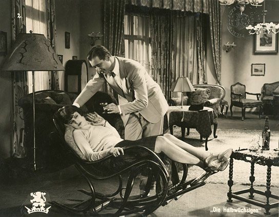 Georgia Lind (links) in "Die Halbwüchsigen" (1929), Quelle: DFF