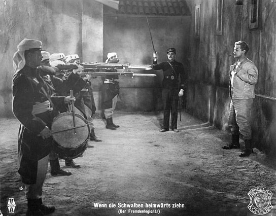 Gustav Fröhlich (rechts) in "Wenn die Schwalben heimwärts ziehen. Der Fremdenlegionär" (1928), Quelle: DFF 