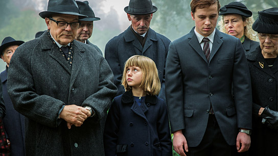 Bernhard Schütz (vorne links), Felizia Trube (vorne Mitte), Matti Schmidt-Schaller (3.v.r.) in "Vatersland" (2020); Quelle: W-film, DFF, © W-film, Coin Film