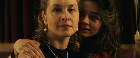 Valery Tscheplanowa, Laura Balzer (v.l.n.r.) in "Trümmermädchen - Die Geschichte der Charlotte Schumann" (2021); Quelle: UCM.ONE, DFF, © Artkeim², UCM.ONE