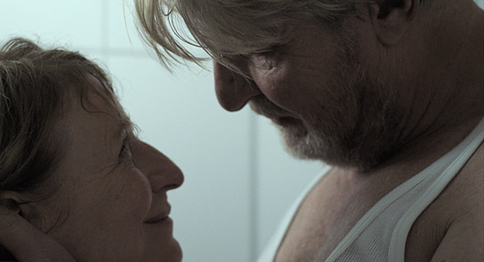 Dagmar Manzel, Rolf Lassgård (v.l.n.r.) in "Ein großes Versprechen" (2021); Quelle: Filmperlen, DFF, © Nikolai von Graevenitz, Tamtam Film