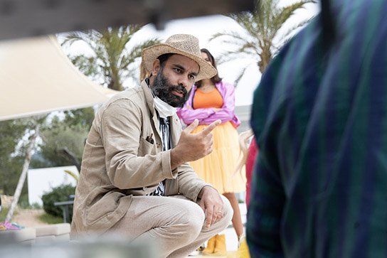Alireza Golafshan bei den Dreharbeiten zu "JGA: Jasmin. Gina. Anna." (2022)