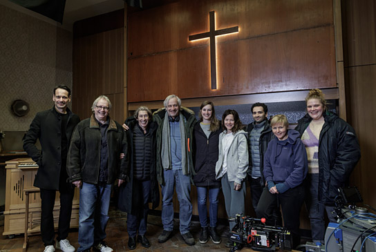 Ulf Israel, Danny Krausz, Adele Neuhauser, Chris Kraus, Clara von Berlepsch, Hannah Herzsprung, Hassan Akkouch, Daniela Knapp, Stefanie Reinsperger (v.l.n.r.) beim Drehstart von "15 Jahre" am 17. Februar 2022; Quelle: Wild Bunch Germany, © Dor Film-West, Roland Horn