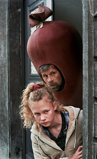 Savannah Vandendriessche, Johan Heldenbergh (v.l.n.r.) in "Mein Vater, die Wurst" (2021); Quelle: farbfilm verleih, DFF, © Kris Dewitte