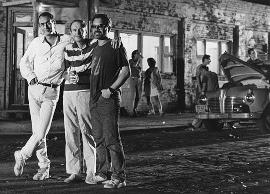 Bernd Eichinger, Hubert Selby, Uli Edel (vorne, v.l.n.r.) bei den Dreharbeiten zu "Letzte Ausfahrt Brooklyn" (1989); Quelle: DFF