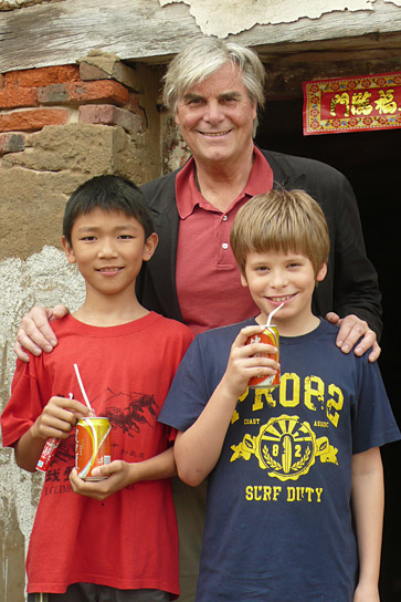 Marco Yuan, Peter Simonischek, Kaspar Simonischek (v.l.n.r.) bei den Dreharbeiten zu "Mozart in China" (2008)