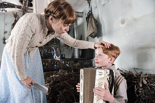 Lisa Wagner, Xari Wimbauer (v.l.n.r.) in "Das Glaszimmer" (2020), Quelle: farbfilm verleih, DFF, © Jürgen Olcyk