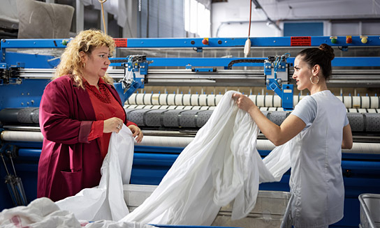 Meltem Kaptan, Sevda Polat (v.l.n.r.) in "Rabiye Kurnaz gegen George W. Bush" (2022), Quelle: Pandora Film Verleih, DFF, © Pandora Film, Foto: Luna Zscharnt