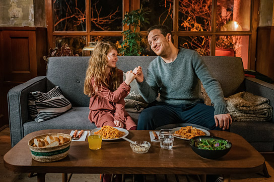 Romy Schroeder, Frederick Lau (v.l.n.r.) in "Wolke unterm Dach" (2022), Quelle: Warner Bros. Pictures Germany, DFF, © 2022 Pantaleon Films GmbH, Warner Bros. Entertainment GmbH