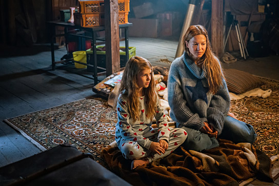 Romy Schroeder, Hannah Herzsprung (v.l.n.r.) in "Wolke unterm Dach" (2022), Quelle: Warner Bros. Pictures Germany, DFF, © 2022 Pantaleon Films GmbH, Warner Bros. Entertainment GmbH