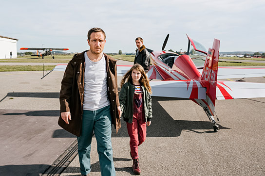 Frederick Lau, Romy Schroeder, Reinout Scholten van Aschat (v.v.n.h.) in "Wolke unterm Dach" (2022), Quelle: Warner Bros. Pictures Germany, DFF, © 2022 Pantaleon Films GmbH, Warner Bros. Entertainment GmbH