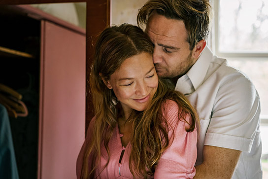 Hannah Herzsprung, Frederick Lau (v.l.n.r.) in "Wolke unterm Dach" (2022), Quelle: Warner Bros. Pictures Germany, DFF, © 2022 Pantaleon Films GmbH, Warner Bros. Entertainment GmbH