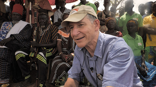 Tony Rinaudo (vorne) in "Der Waldmacher" (2021), Quelle: Weltkino Filmverleih, DFF, © Michael Kern