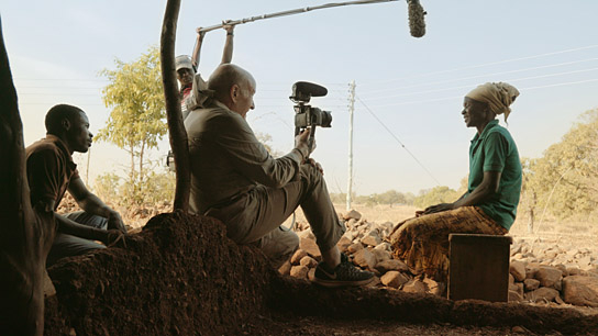 Volker Schlöndorff (Mitte) bei den Dreharbeiten zu "Der Waldmacher" (2021), Quelle: Weltkino Filmverleih, DFF, © Michael Kern