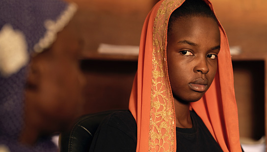 Rihane Khalil Alio (rechts) in "Lingui" (2021), Quelle: déjà-vu film, DFF, © Mathieu Giombini