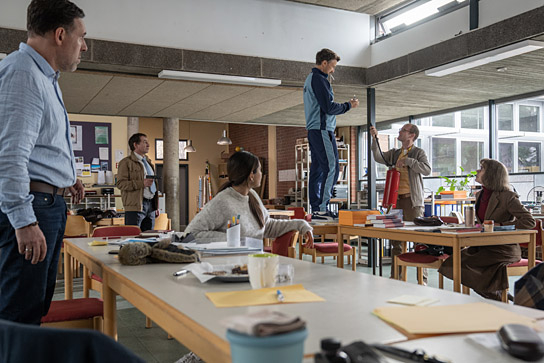 Thomas Loibl, Thorsten Merten, Nilam Farooq, Florian David Fitz, Torben Kessler, Anke Engelke (v.l.n.r.) in "Eingeschlossene Gesellschaft" (2022)