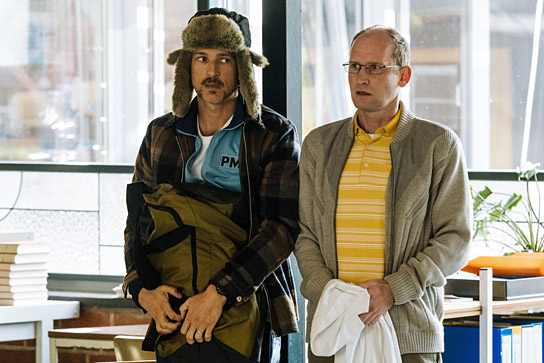 Florian David Fitz, Torben Kessler (v.l.n.r.) in "Eingeschlossene Gesellschaft" (2022)