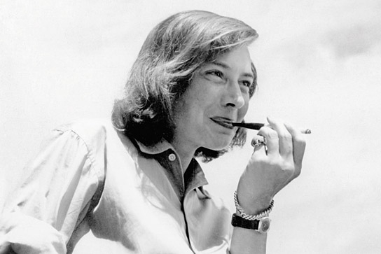 Patricia Highsmith, um 1955 ("Loving Highsmith", 2021); Quelle: Salzgeber & Co. Medien, DFF, Foto: Ellen Rifkin Hill/Courtesy Swiss Social Archives