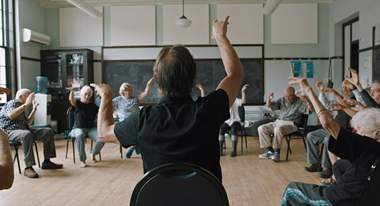 Rob Mermin (von hinten) und Parkinson-Therapiegruppe in "Die Kunst der Stille - Marcel Marceaus Geheimnis" (2021); Quelle: W-film, DFF, © W-film, Raphael Beinder, Beauvoir Films