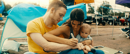 Joe Cole (links), Callie Hernandez (Mitte) in "One of These Days" (2021); Quelle: Weltkino Filmverleih, DFF, © Flare Film, Michael Kotschi