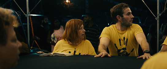 Lynne Ashe, Evan Henderson (Mitte v.l.n.r.) in "One of These Days" (2021); Quelle: Weltkino Filmverleih, DFF, © Flare Film, Michael Kotschi