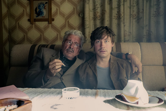 Henry Hübchen, David Kross (v.l.n.r.) in "Leander Haußmanns Stasikomödie" (2021); Quelle: Constantin Film Verleih, DFF, © UFA Fiction, Constantin Film Verleih, Foto: Nik Konietzny