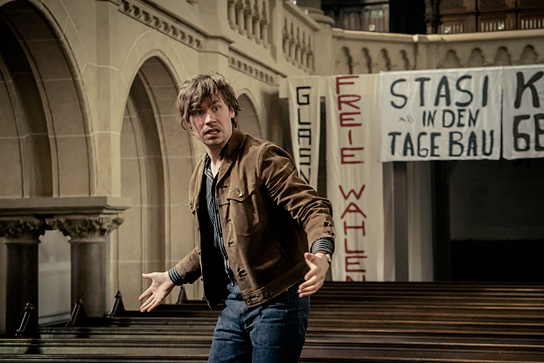 David Kross in "Leander Haußmanns Stasikomödie" (2021); Quelle: Constantin Film Verleih, DFF, © UFA Fiction, Constantin Film Verleih, Foto: Nik Konietzny