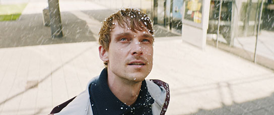 Daniel Sträßer in "Alles in bester Ordnung" (2021); Quelle: Filmwelt Verleihagentur, DFF, © FILMWELT, Foto: LICHTBLICK, Niklas Lindschau