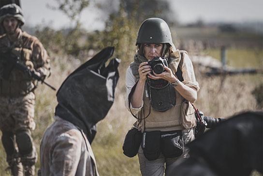 Antje Traue (rechts) in "Die Bilderkriegerin - Anja Niedringhaus" (2022); Quelle: Salzgeber & Co. Medien, DFF, © Salzgeber & Co. Medien GmbH