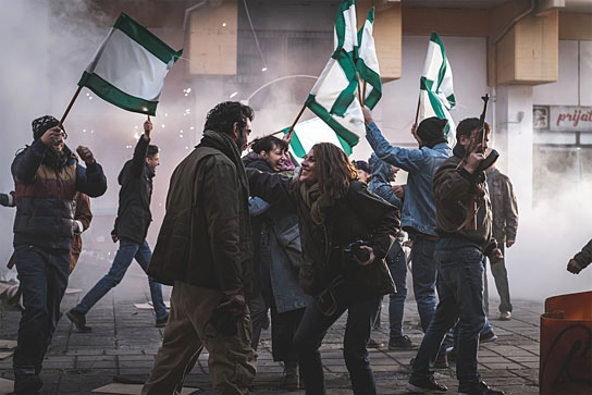 Michele Cuciuffo, Antje Traue (vorne v.l.n.r.) in "Die Bilderkriegerin - Anja Niedringhaus" (2022)