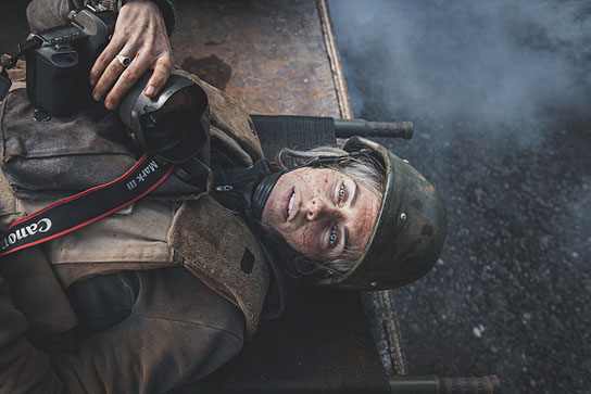 Antje Traue in "Die Bilderkriegerin - Anja Niedringhaus" (2022); Quelle: Salzgeber & Co. Medien, DFF, © Salzgeber & Co. Medien GmbH