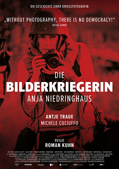 Filmplakat von "Die Bilderkriegerin - Anja Niedringhaus" (2022); Quelle: Salzgeber & Co. Medien, DFF