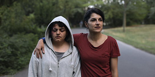 Sara Fazilat, Javeh Asefdjah (v.l.n.r.) in "Nico" (2020); Quelle: UCM.ONE, DFF, © Darling Berlin/UCM.ONE