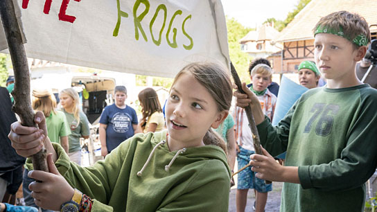 Ellis Drews, Malte Basquiat Comoe (vorne v.l.n.r.) in "Willi und die Wunderkröte" (2021); Quelle: Majestic Filmverleih, DFF, © Majestic, Boris Laewen