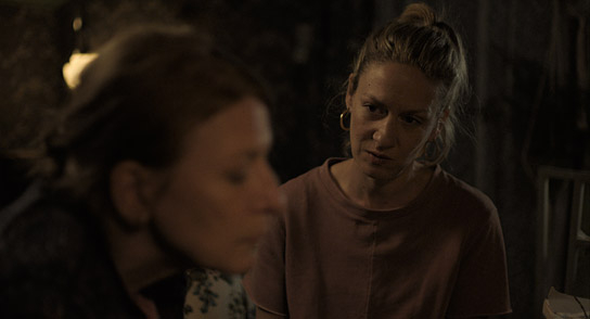 Anna Blomeier (rechts) in "Ein großes Versprechen" (2021); Quelle: Filmperlen, DFF, © Nikolai von Graevenitz, Tamtam Film