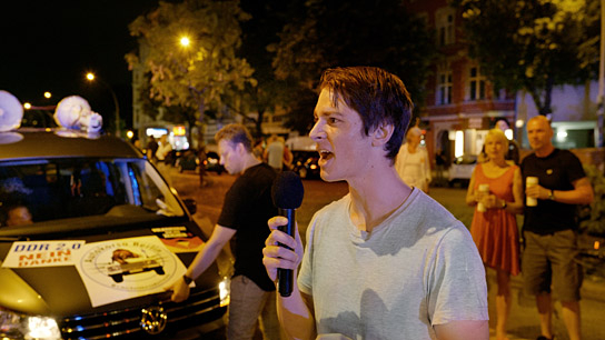 Aaron Kimmig (Mitglied der Jungen Alternative) am 13.08.21, bei einer Anti-Corona-Demonstration in Berlin ("Eine deutsche Partei", 2022)