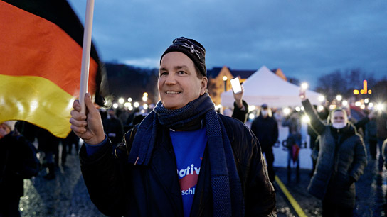 Andreas Wild, AfD (2016-2021 Mitglied des Berliner Abgeordneten Hauses, seit 2017 aus der Fraktion ausgeschlossen) 23.1.2021 bei einer Anti-Corona-Demonstration in Erfurt ("Eine deutsche Partei", 2022)