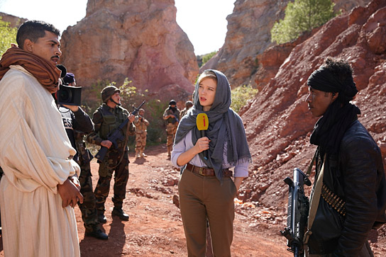 Amine Halim, Léa Seydoux, Youannes Mohammed (vorne v.l.n.r.) in "France" (2021); Quelle: MFA+ Filmdistribution, DFF, Foto: R. Arpajou, © 3B Productions