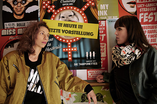 Linda Pöppel, Lucie Heinze (v.l.n.r.) in "Liebesdings" (2021)