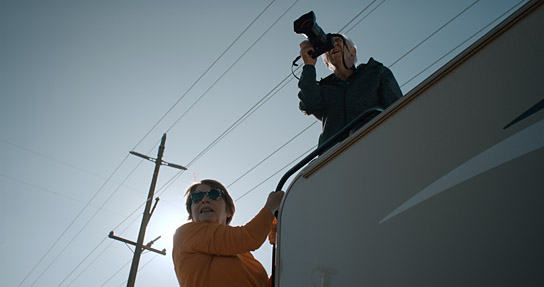 Christine Kruchen, Thomas Höpker (v.l.n.r.) in "Dear Memories - Eine Reise mit dem Magnum Fotografen Thomas Hoepker" (2022)