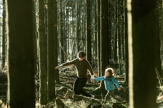 Susanne Wolff, Elia Gezer (v.l.n.r.) in "Geborgtes Weiß" (2021)