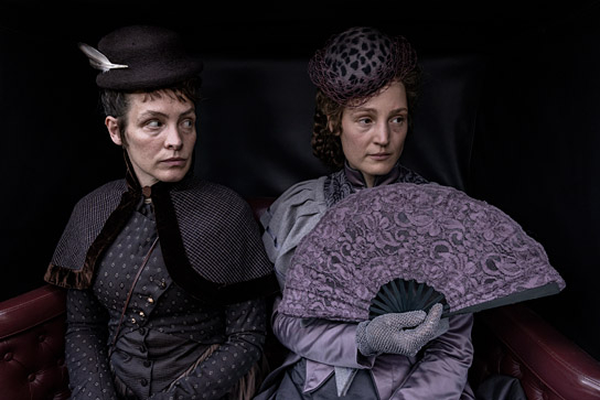 Katharina Lorenz, Vicky Krieps (v.l.n.r.) in "Corsage" (2022)