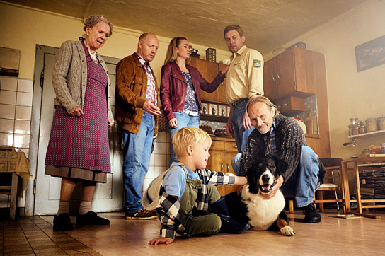 Enzi Fuchs, Simon Schwarz, Lisa Maria Potthoff, Sebastian Bezzel (hinten v.l.n.r.), Luis Sosnowski, Eisi Gulp (vorne v.l.n.r.) in "Guglhupfgeschwader" (2022)