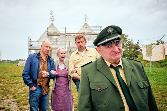 Simon Schwarz, Enzi Fuchs, Sebastian Bezzel, Sigi Zimmerschied (v.l.n.r.) in "Guglhupfgeschwader" (2022)