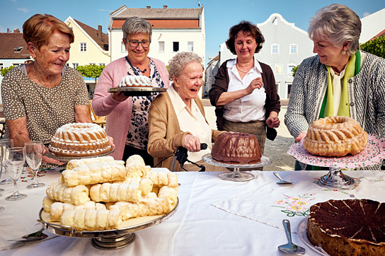 Enzi Fuchs (Mitte) in "Guglhupfgeschwader" (2022)