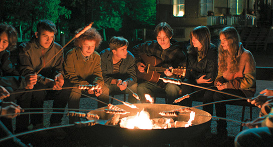 Leopold Ferdinand Schill, Luis Vorbach, Egon Werler, Lisa Moell, Leni Deschner (3.-7.v.l.) in "Alfons Zitterbacke - Endlich Klassenfahrt!" (2022)